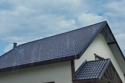 Weatherproofing Your Investment: Fortifying Your Roofline and Windows Against Extreme Seasonal Storms - Home Reno World